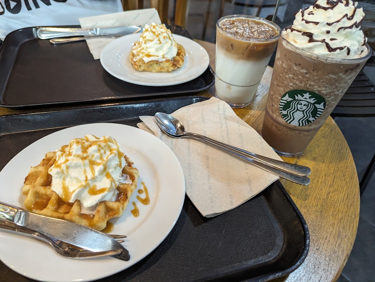Starbucks Diliman Commercial Center - Photo 2