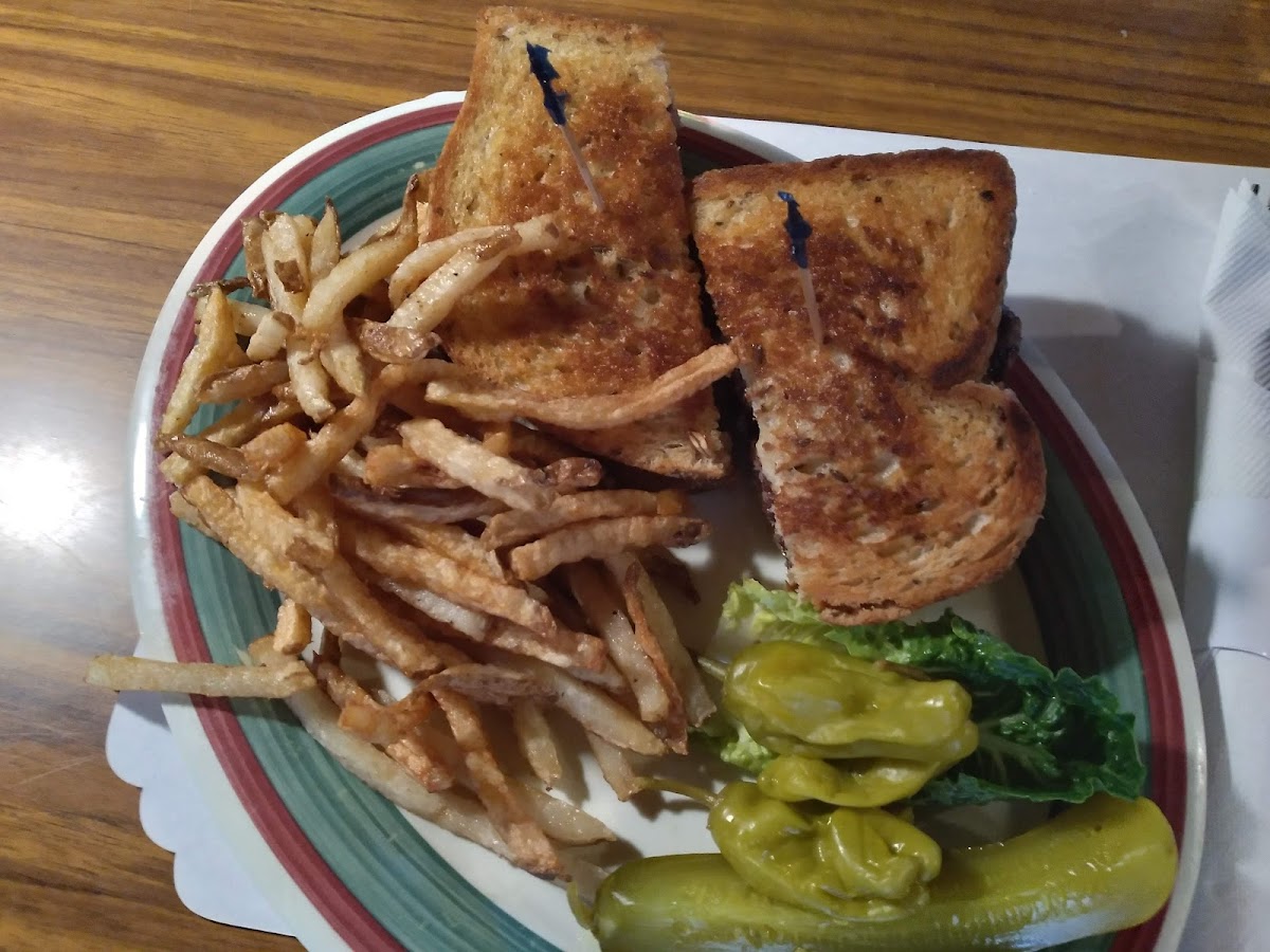 Broadway Tavern & Grill - Photo 8