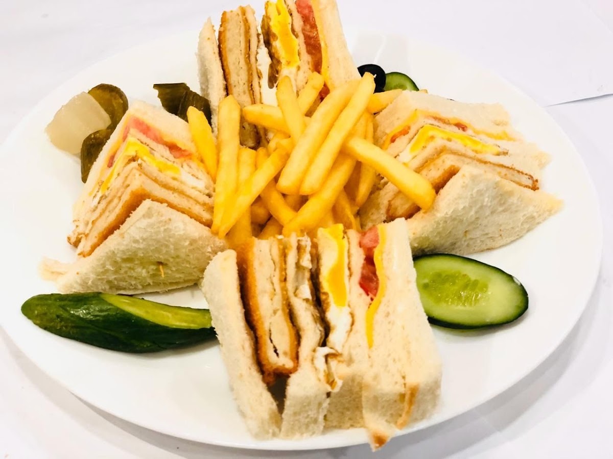 GOOD BOY Restaurant - Photo 4