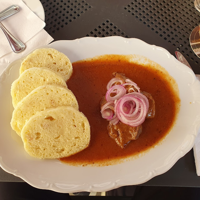 Rindergulasch Mit Böhmischen Knödeln