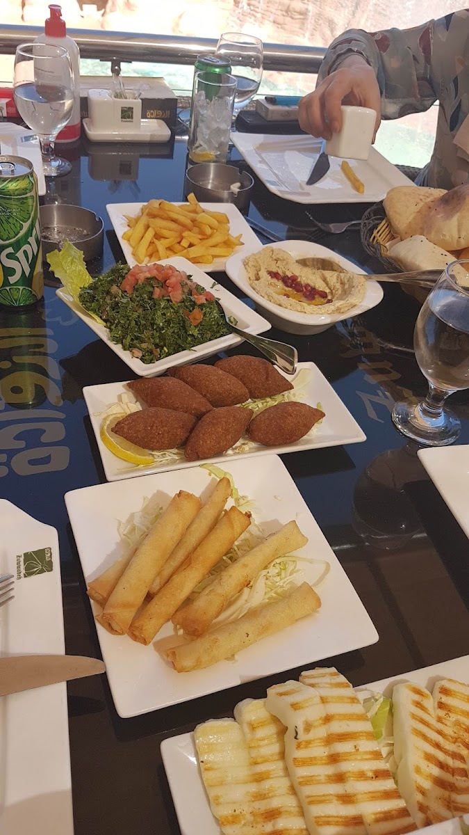 Zuwwadeh Restaurant الزوادة الزواده افضل مطعم مشاوي لبناني عمان جلسات خارجية تراس خارجيه اطلالة اطلا - Photo 6