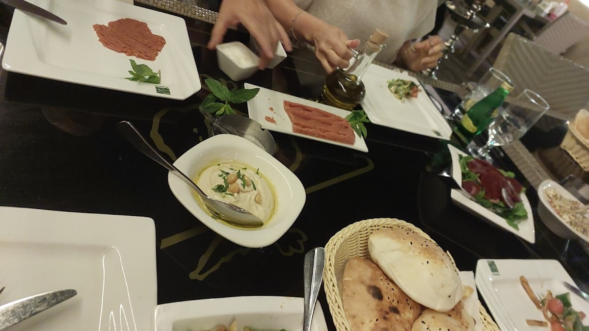 Zuwwadeh Restaurant الزوادة الزواده افضل مطعم مشاوي لبناني عمان جلسات خارجية تراس خارجيه اطلالة اطلا - Photo 7