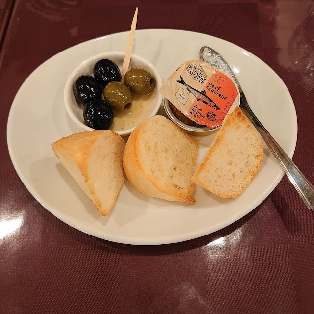 イワシのパテとオリーブで味わうパン