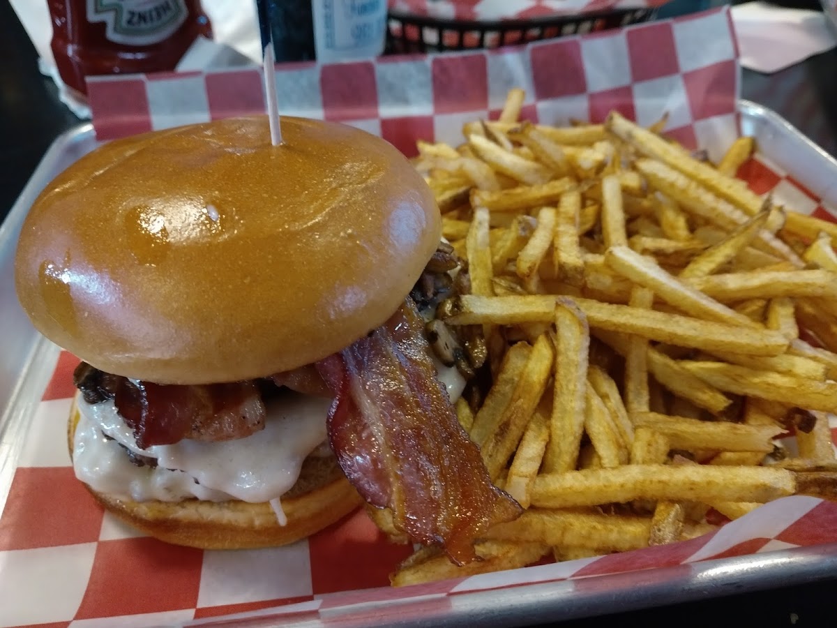 Catch Sports Pub - Photo 1
