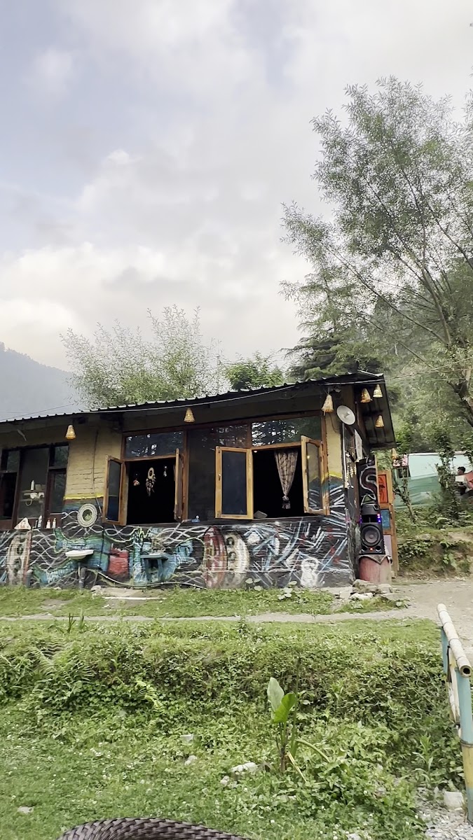 2littlemonkscafeandstays - Photo 1