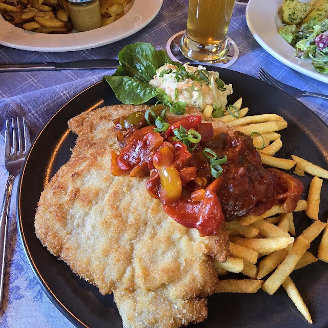 Schnitzel Pusta Mit Paprikasauce
