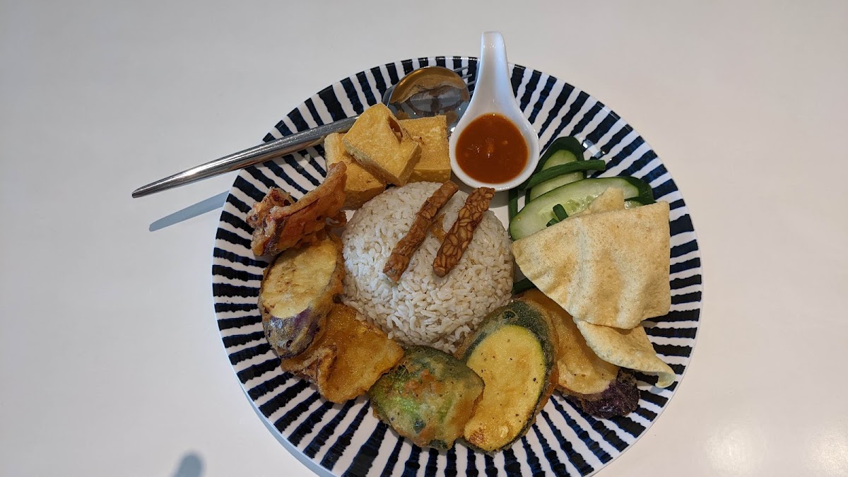 Six Spring Vegetarian Cafe - Photo 6