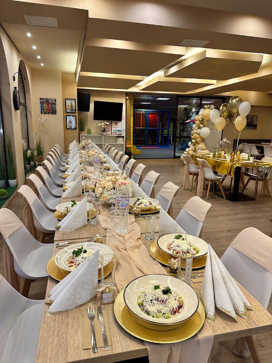 Restaurant with playground 'Royal' - Photo 2