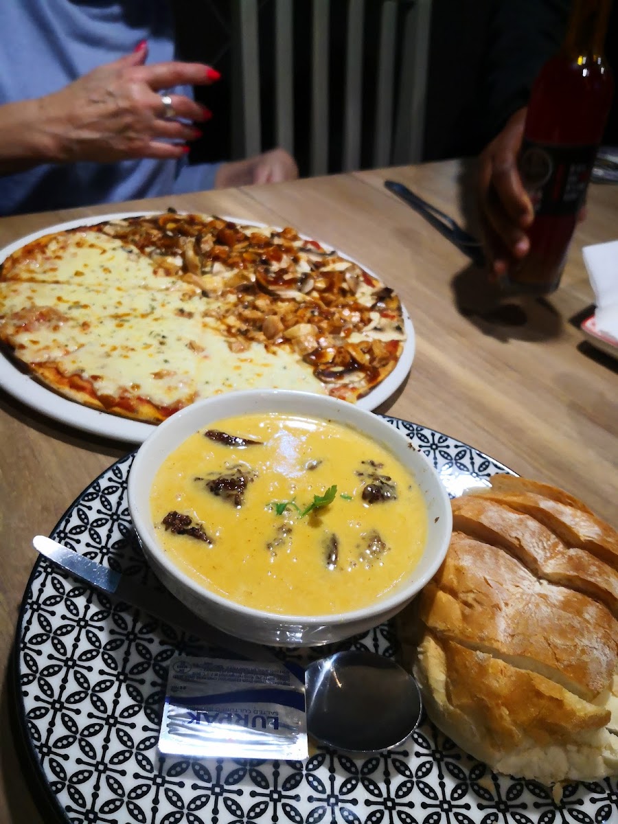 The Hang Over Sports Bar - Photo 9