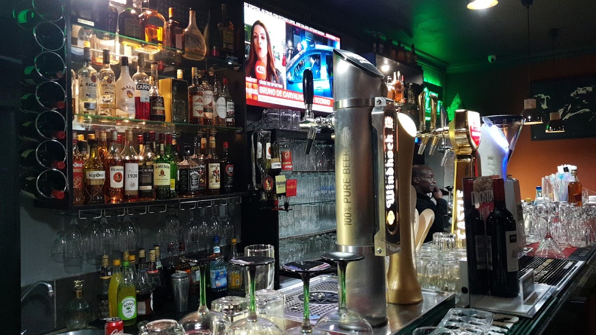 The Hang Over Sports Bar - Photo 4