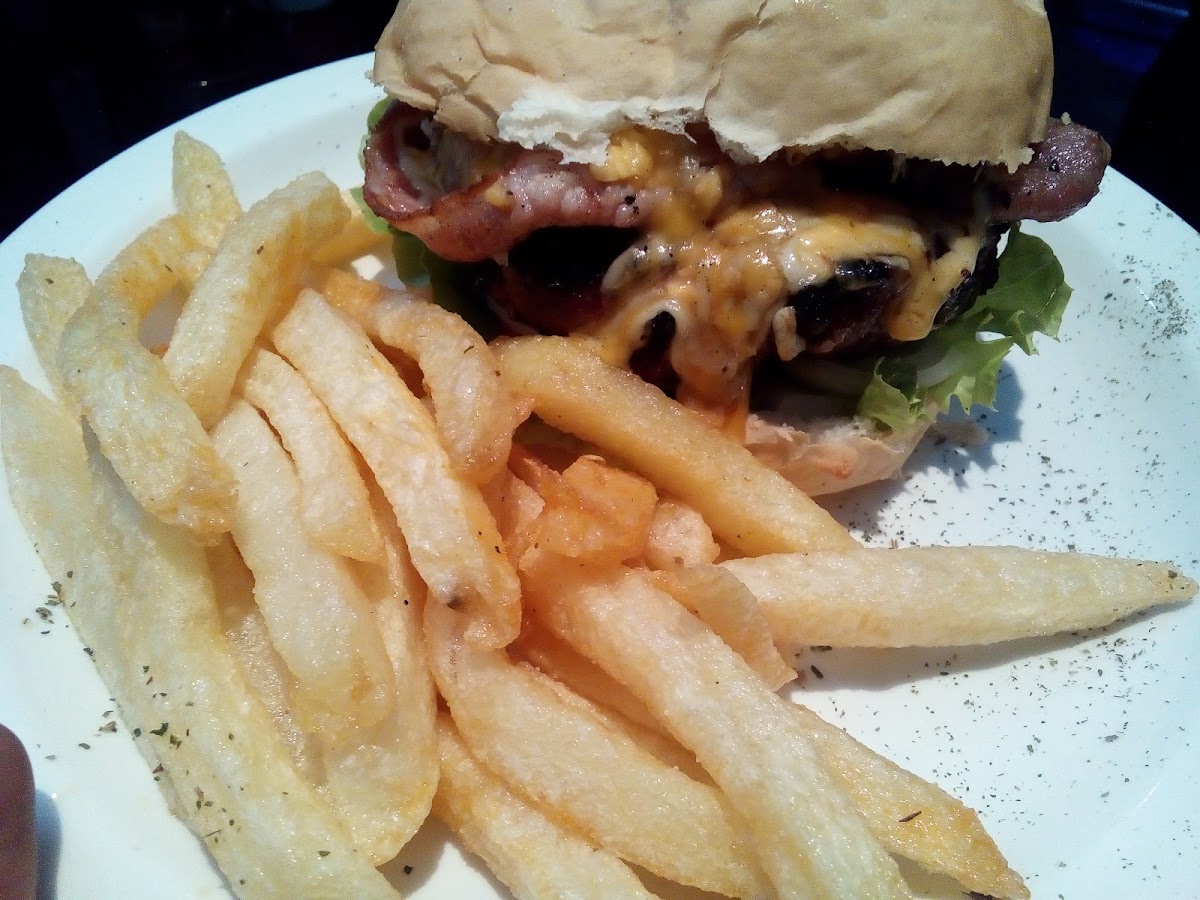 The Hang Over Sports Bar - Photo 8