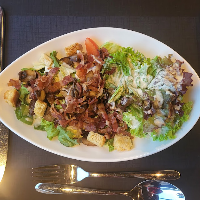Grünersalat Mit Speck An Französischersauce