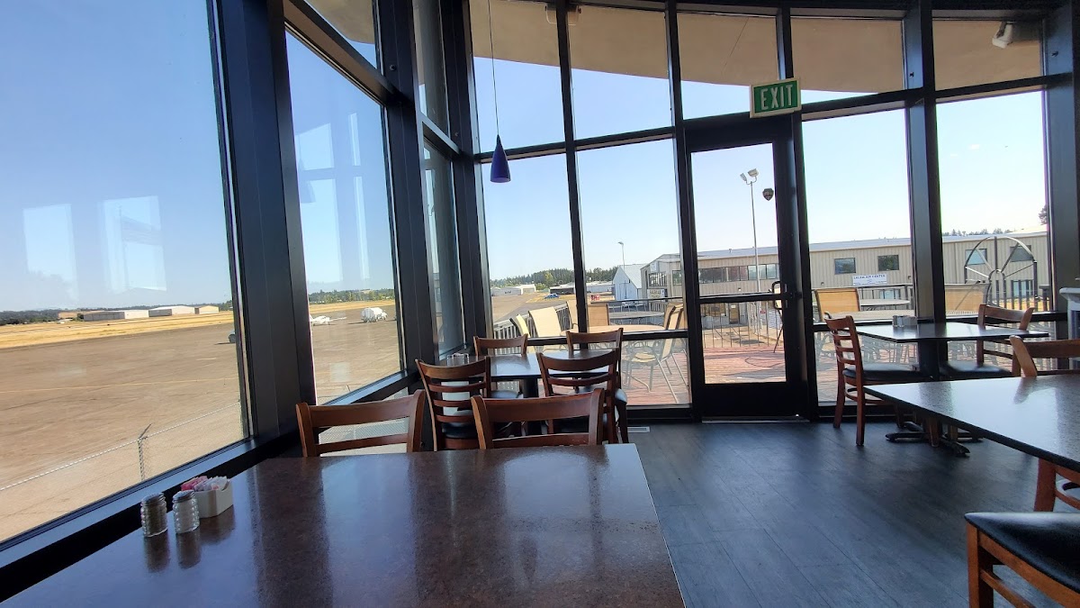 Flight Deck Restaurant & Lounge - Photo 3