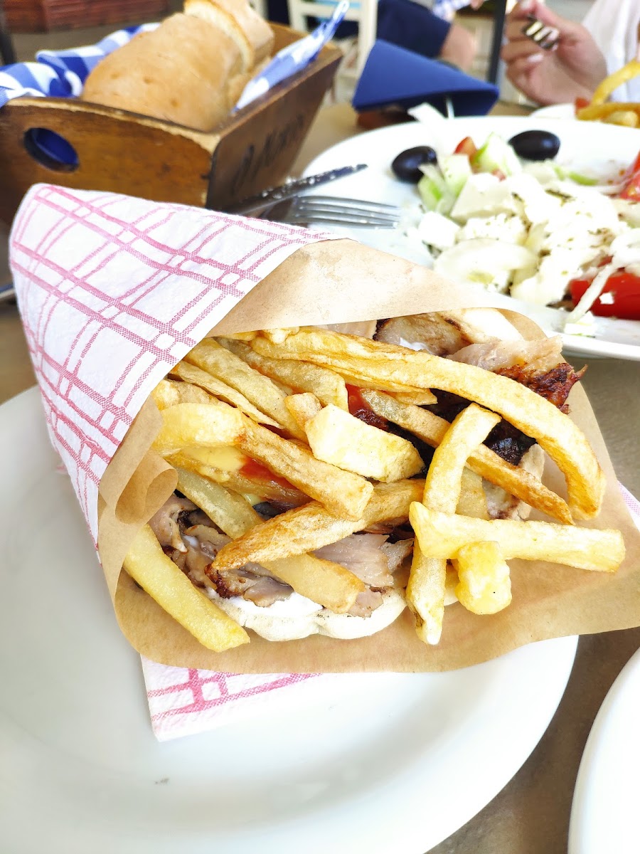 Makis Restaurant - Photo 4