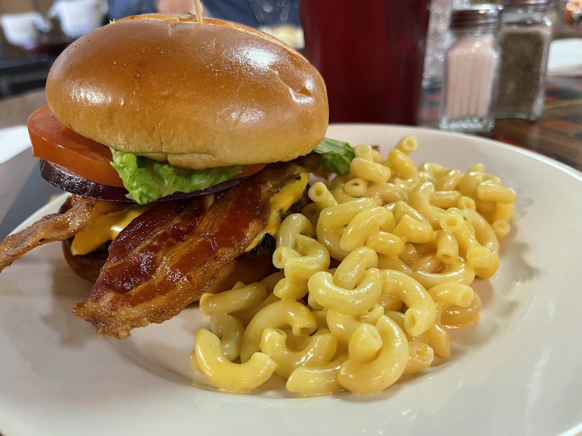 Luzaders 3 Girls Diner LLC - Photo 2