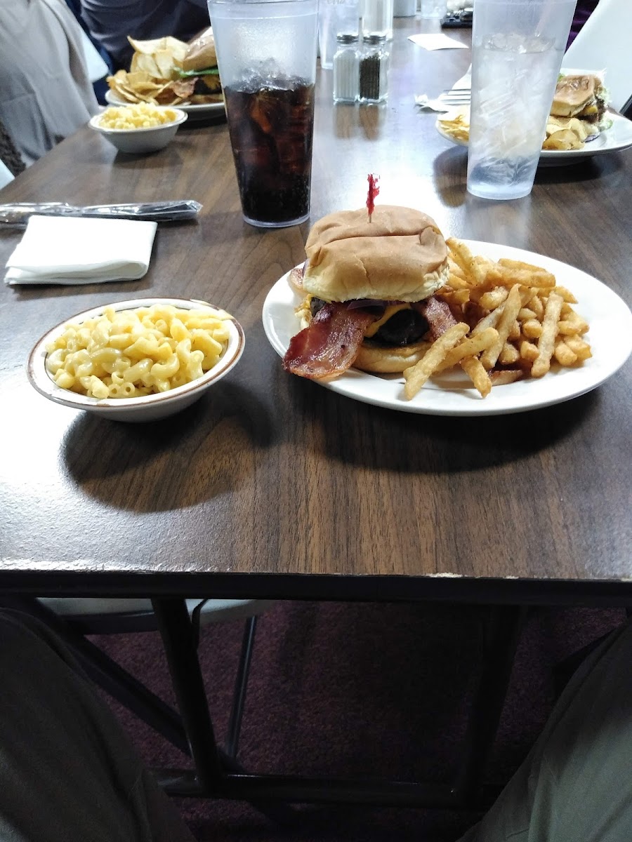 Luzaders 3 Girls Diner LLC - Photo 7