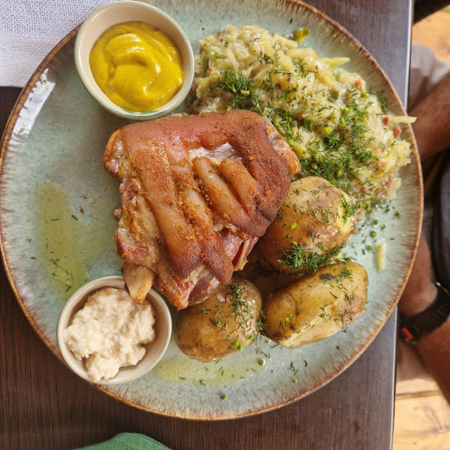 Fried Pig's Front Knuckle Potatoes