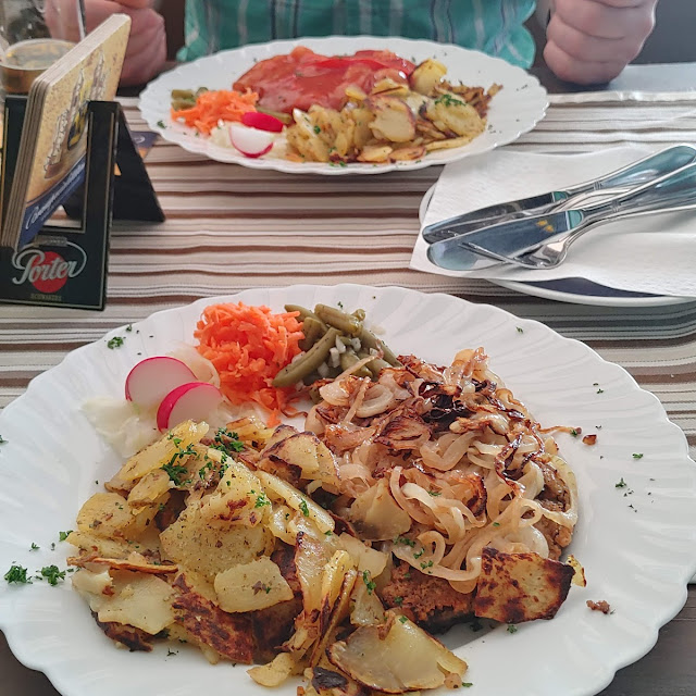 Panierte Schweineleber Mit Röstzwiebeln Und Bratkartoffeln