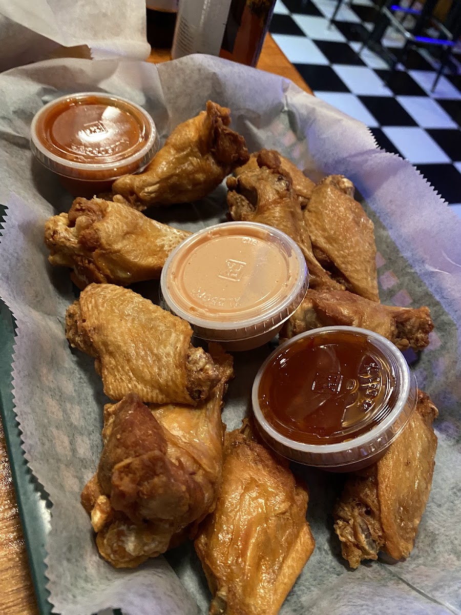 Gal's Sports Bar - Photo 1