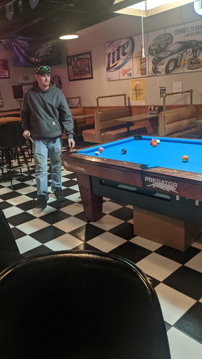 Gal's Sports Bar - Photo 4