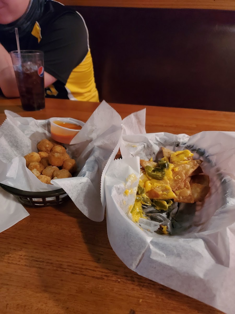 Gal's Sports Bar - Photo 6