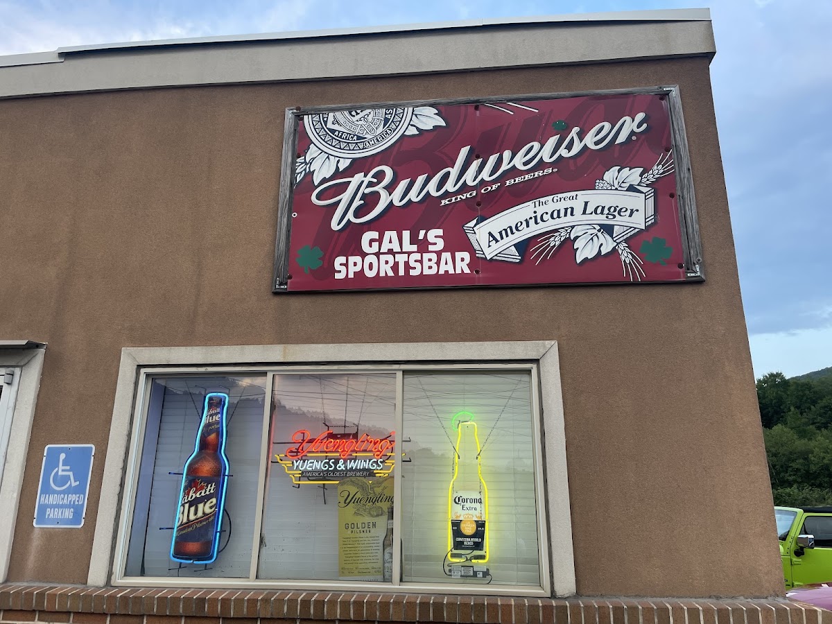Gal's Sports Bar - Photo 7