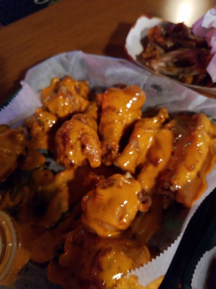 Gal's Sports Bar - Photo 8