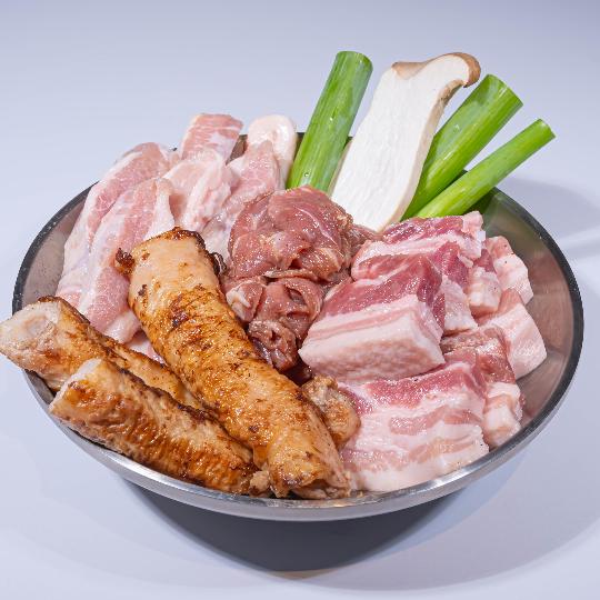 Tong Tong Korean BBQ (통통돼지뽈살) - Photo 2