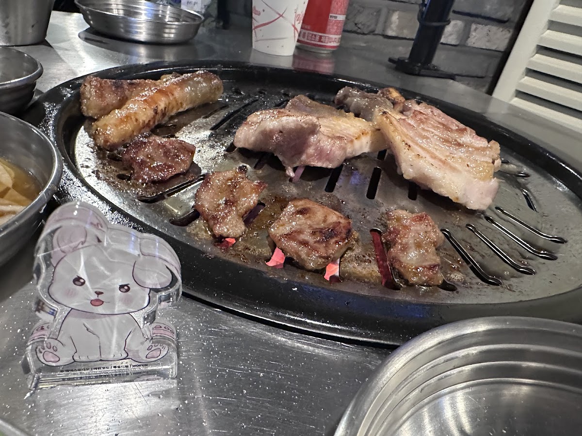 Tong Tong Korean BBQ (통통돼지뽈살) - Photo 3