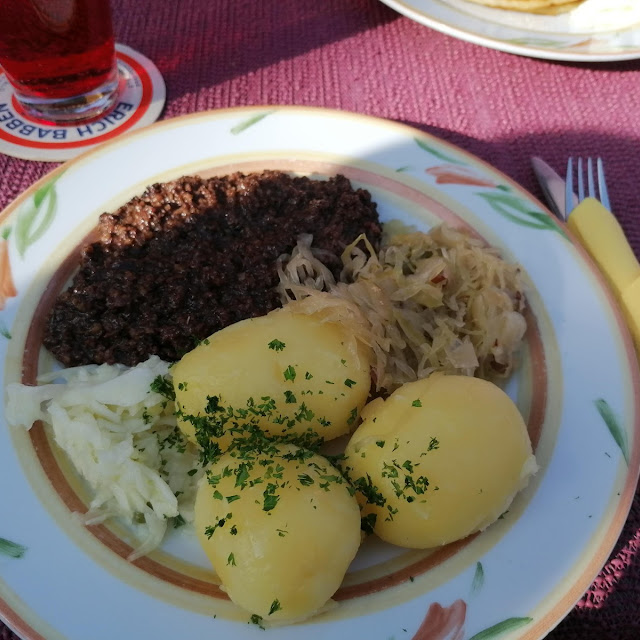 Grützwurst Mit Kartoffeln Und Sauerkraut