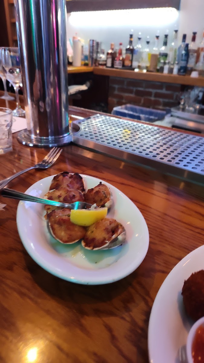 Broadway Bar & Grille - Photo 7