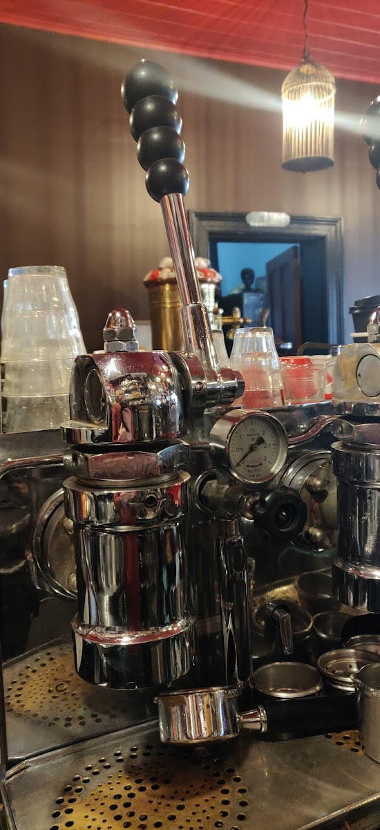 Ernest and Ernesto Espresso Bar - Photo 7