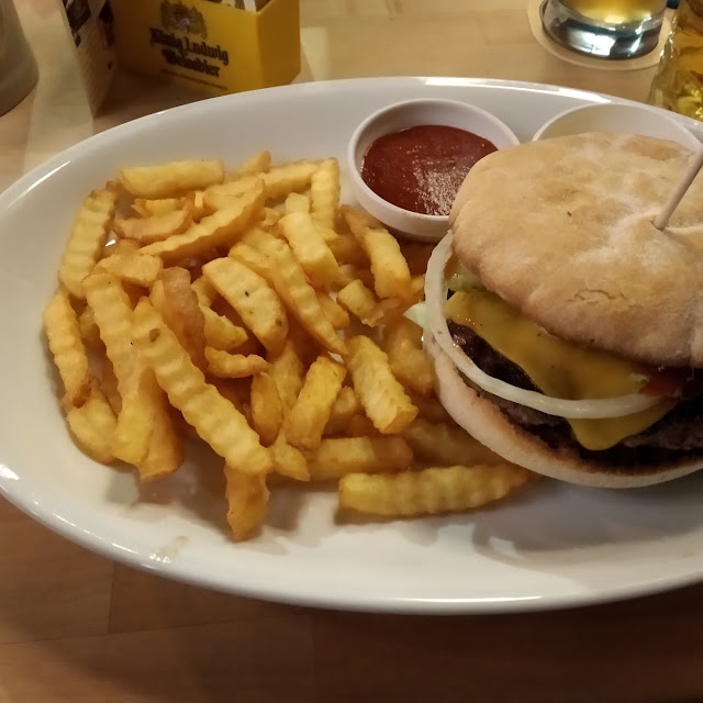 Hamburguesa de Ternera Con Patatas Fritas Salsas