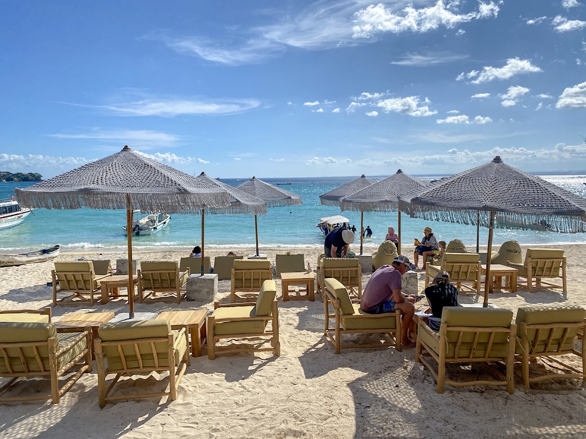 Bonzer Beach Cafe - Photo 3