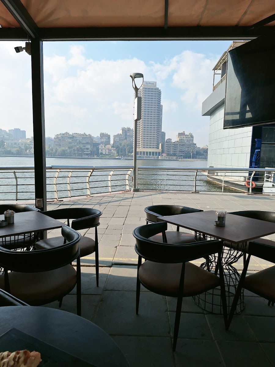 La Una Restaurant & Cafe