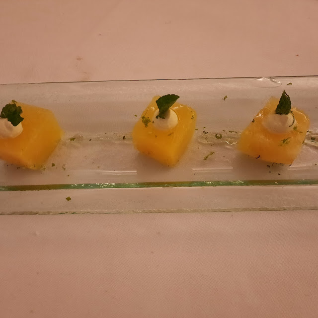 Piña Al Ron Con Yogur Al Curry Menta Fresca Y Lima