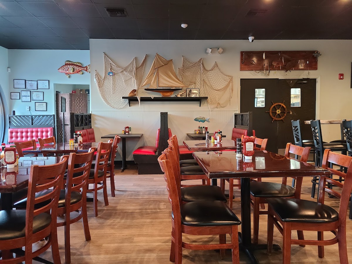 Red Grouper Tavern - Photo 4