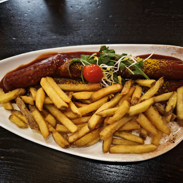 Riesencurrywurst Mit Burwitz Pommes