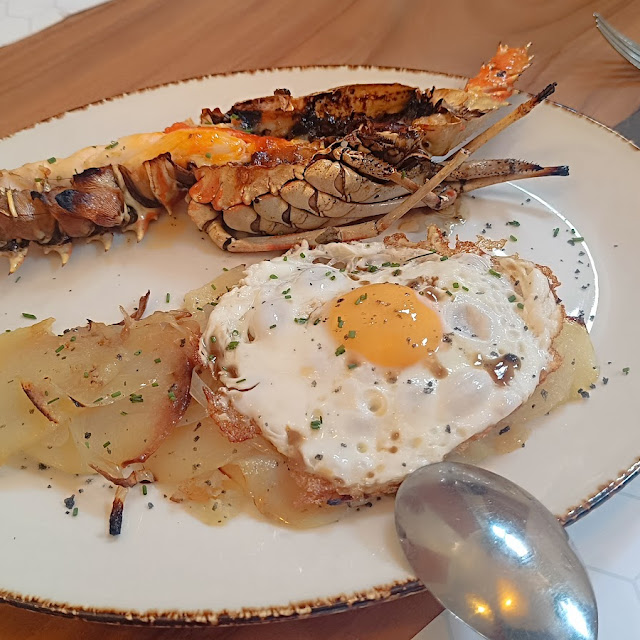 Langosta Al Carbón Sobre Base de Patata Panadera Y Huevo Frito
