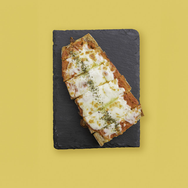 Bruschetta Al Pomodoro Del Piennolo E Mozzarella