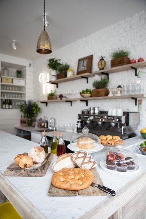 Hally's London - Photo 1