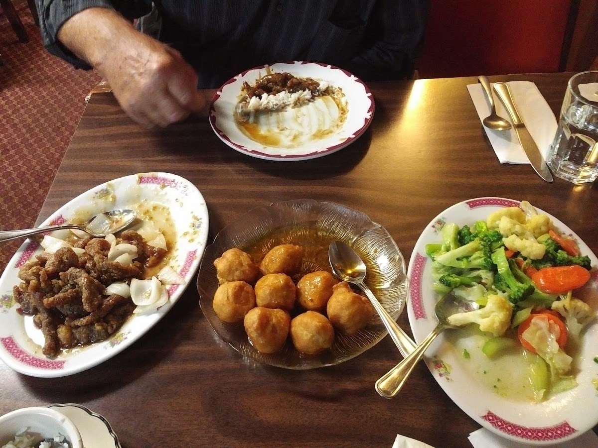 Lee's Village Restaurant - Photo 6