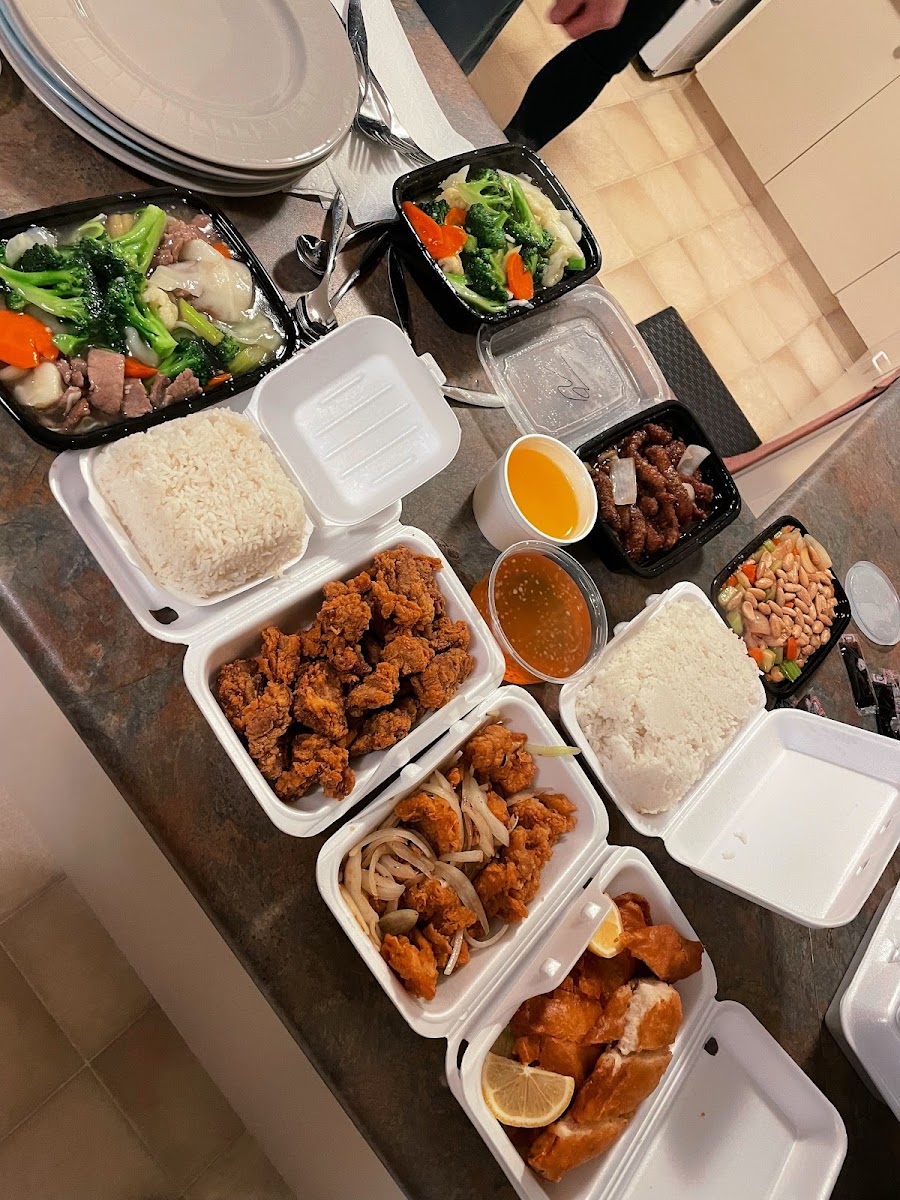 Lee's Village Restaurant - Photo 8