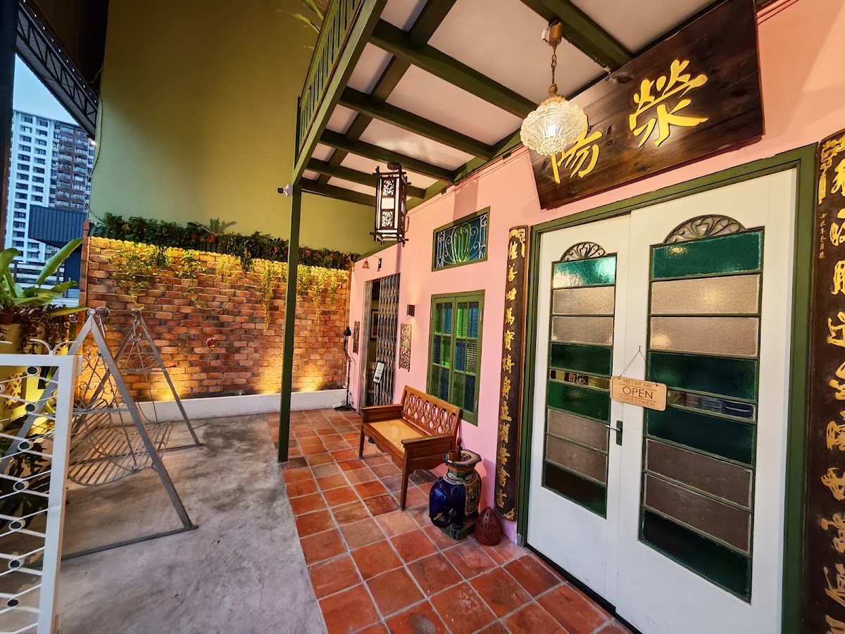 LAMA Antique & Restaurant