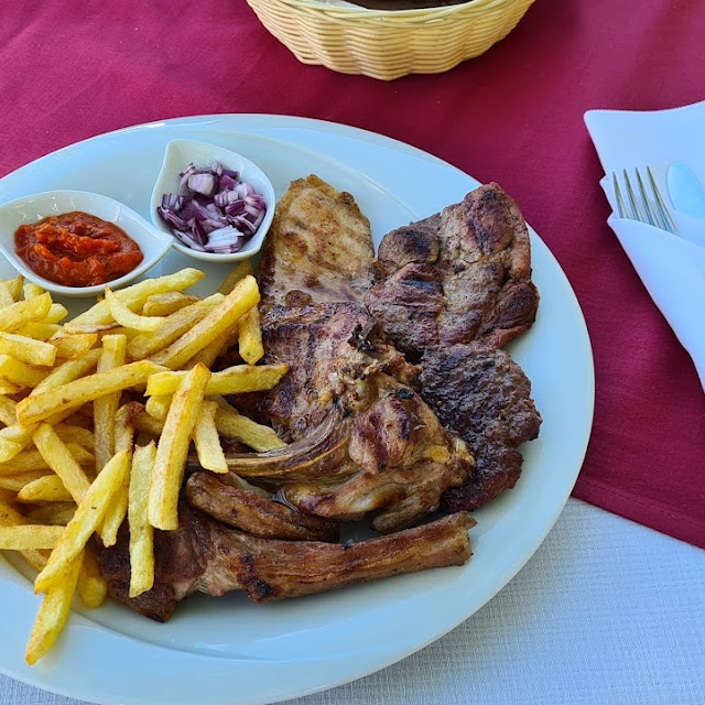 Grillteller Mit Lammkoteletts Hacksteak Schweinesteak Hühnersteak Und Pommes Frites