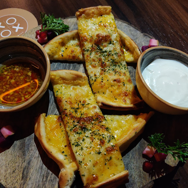 Georgian Garlic Cheese Bread