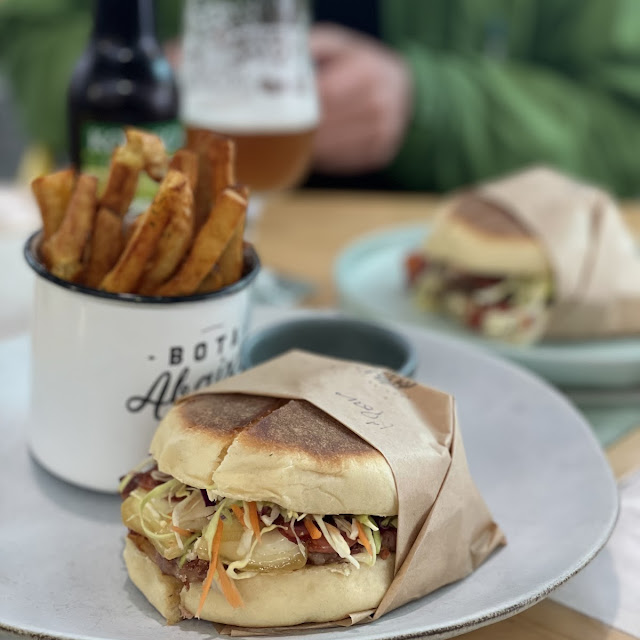 Vegetarischer Burger Und Süßkartoffel Pommes