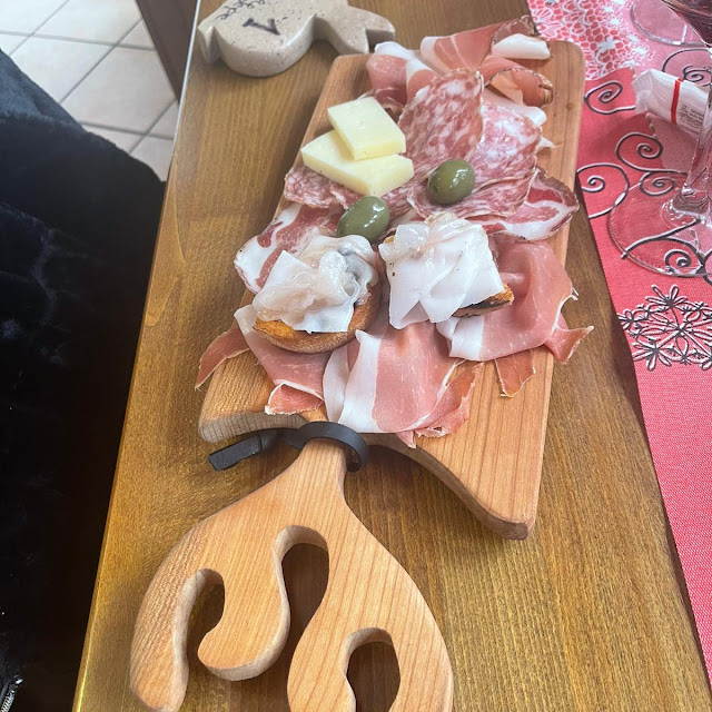 Affettato Misto Della Casa Con Prodotti Tipici