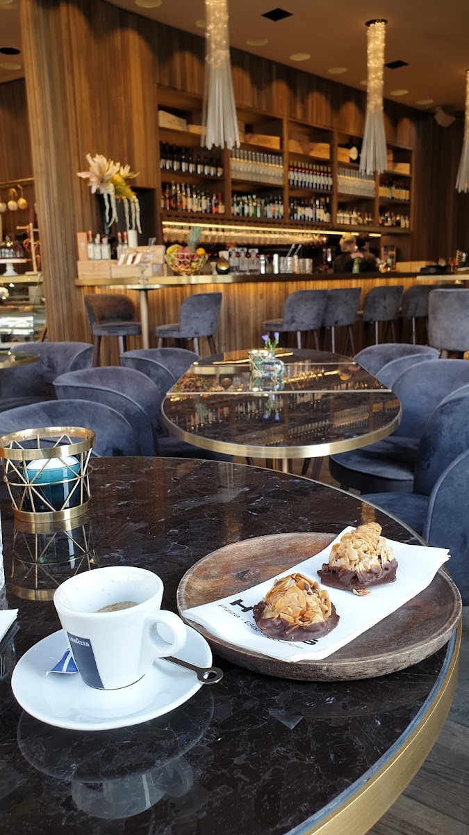 H'ugo's Pizza-Bar-Lounge - Photo 4