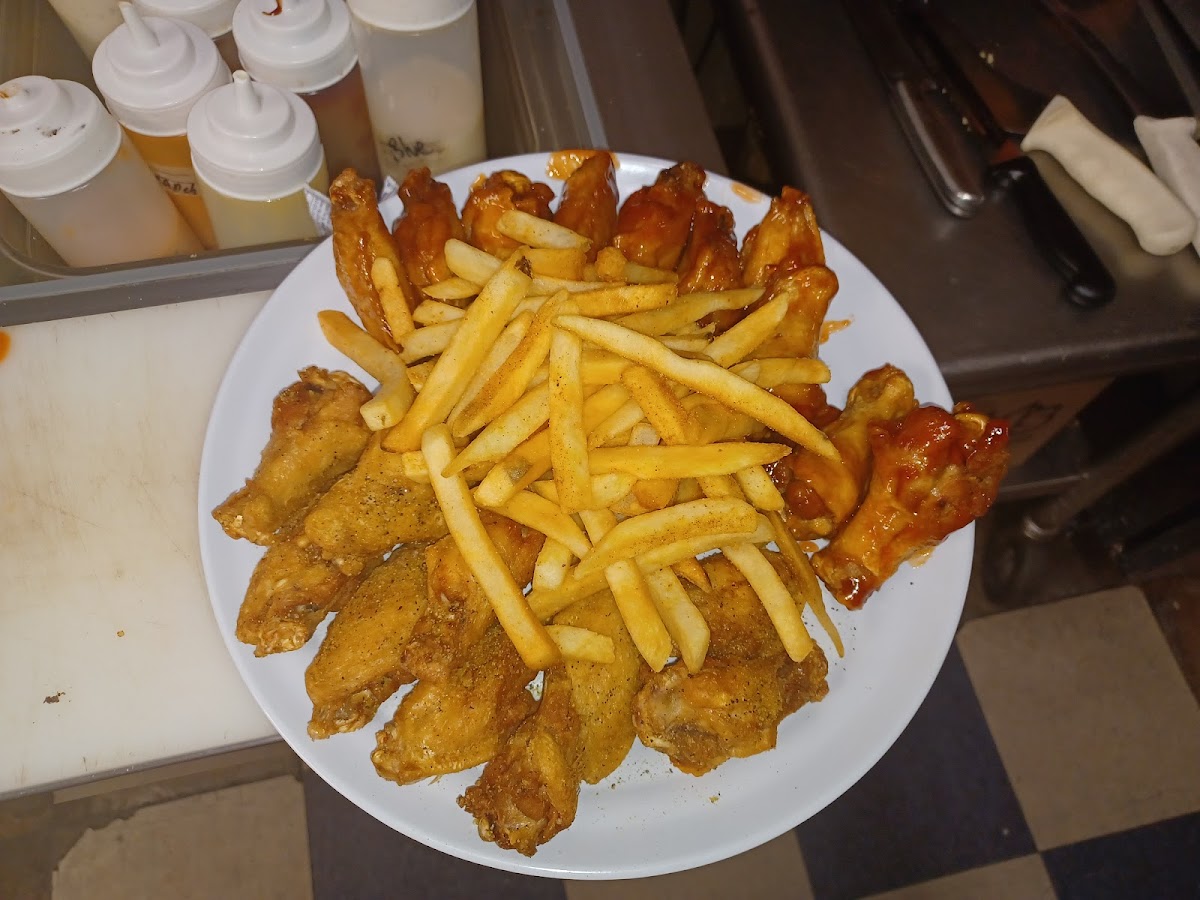 Mimi's Subway Bar and Grill - Photo 2